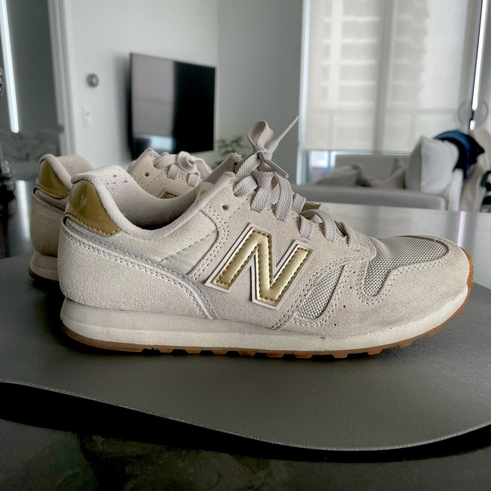 New balance beige sneaker US 7. Wore Once only!